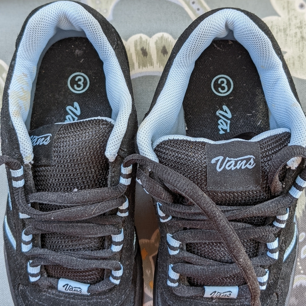 Vans size 3 Big Kid Unisex Sneaker Black White Suede Old Skool - Picture 4 of 5